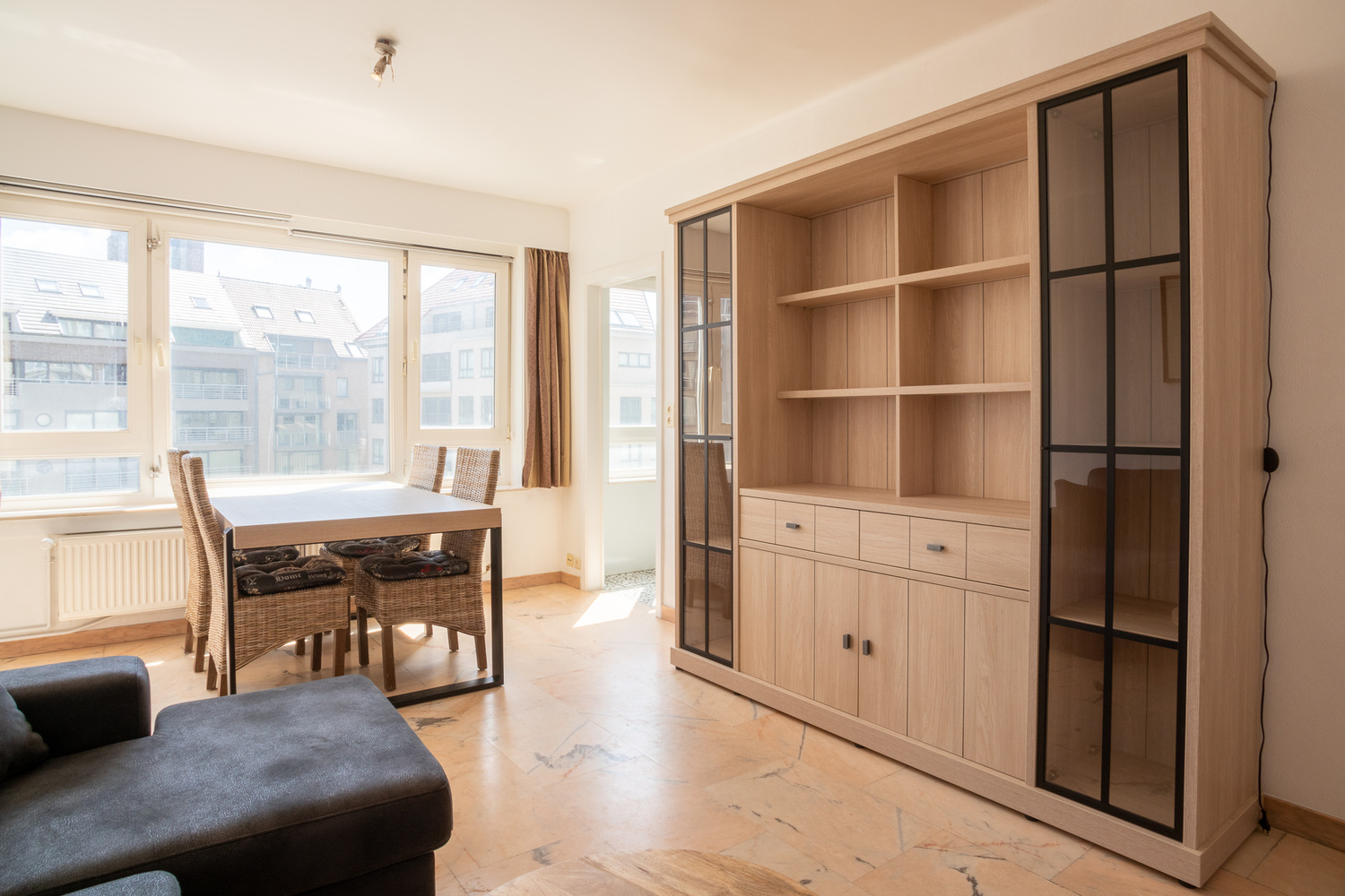 Instapklaar appartement op een zucht van strand en zeedijk 