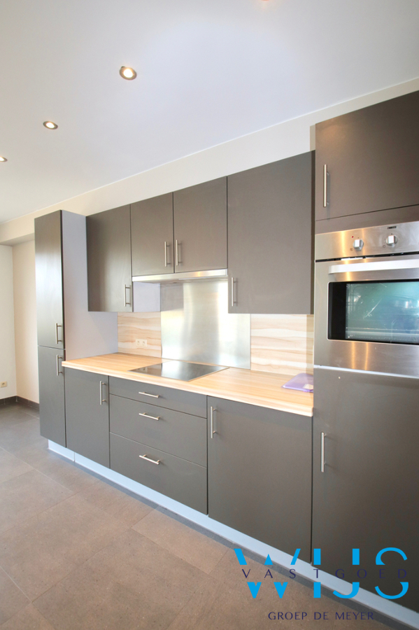 Instapklaar &amp; gezellig 3 slaapkamer appartement in hartje Zelzate! 