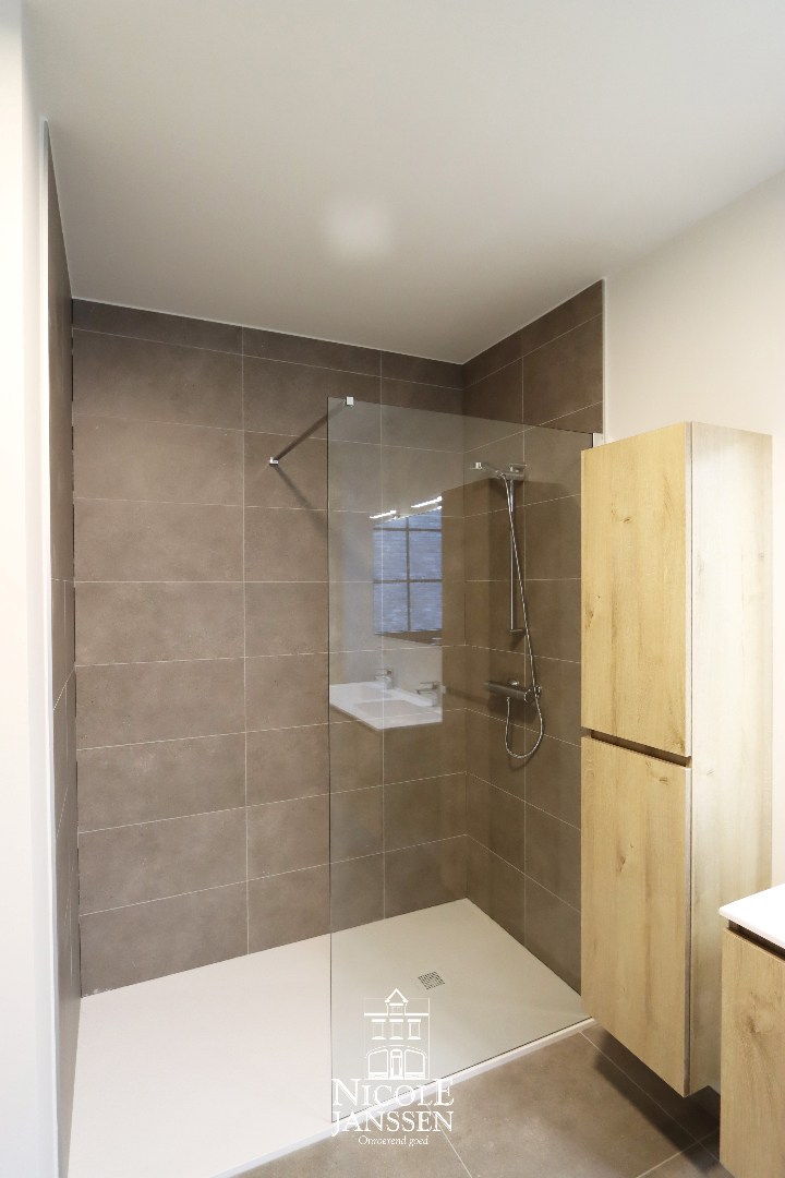 Nieuwbouwwoning met carport 