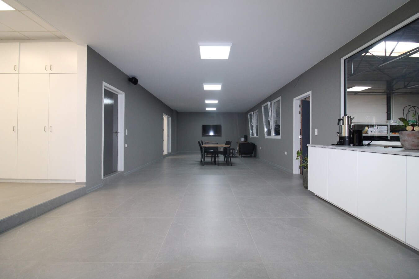 Goed gelegen bedrijfshal met kantoren 