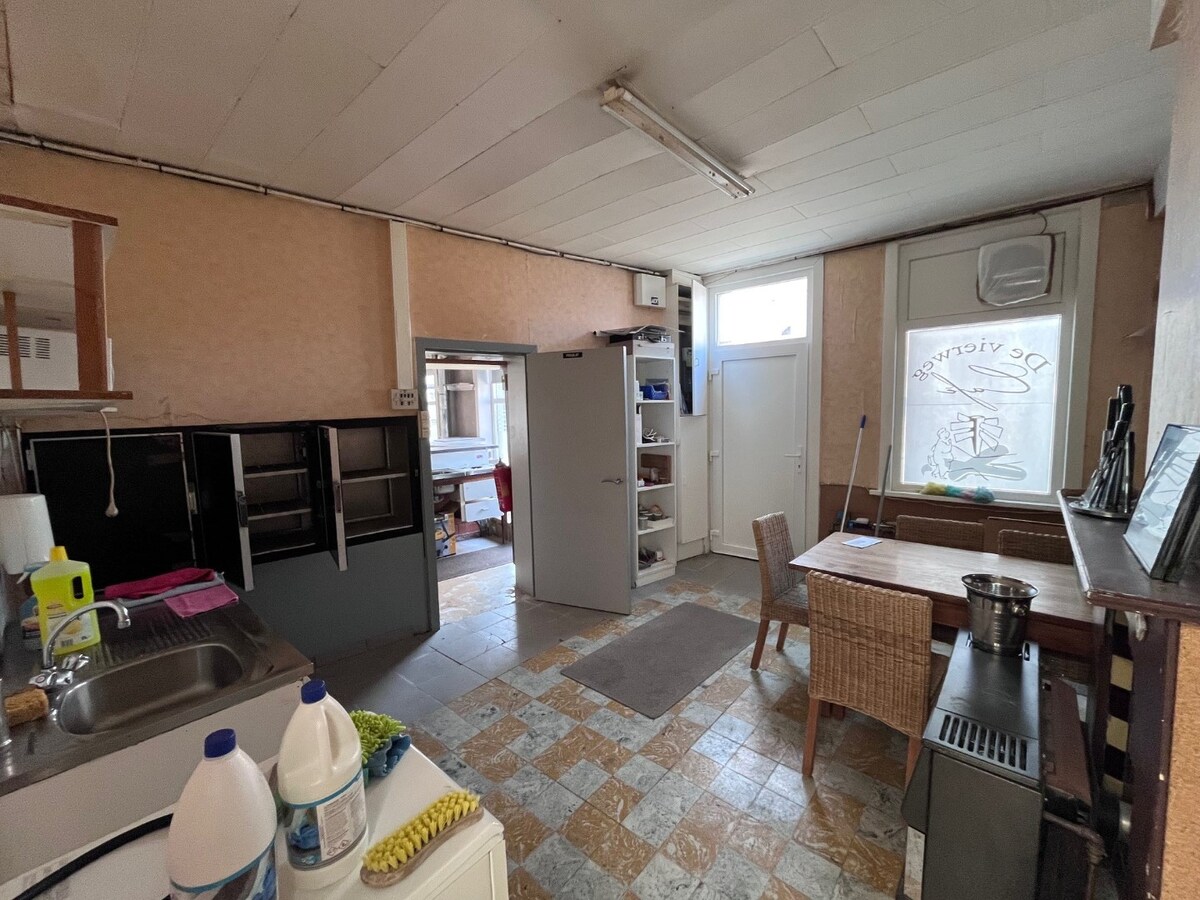 Hoekpand voor gemengd gebruik, vroeger gekend als café "De Vierweg" 