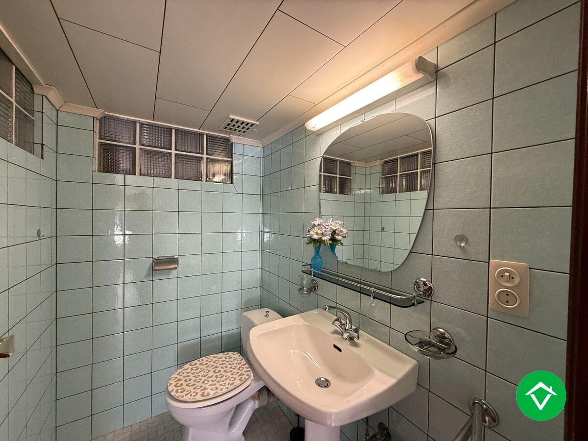 Karaktervolle halfopen bebouwing met 3 slaapkamers, tuin en garage te centrum Roeselare 