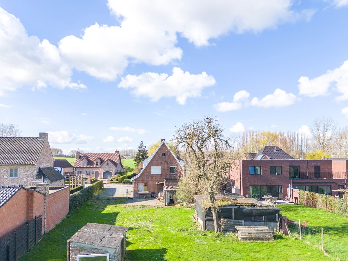Te renoveren/slopen woning op perceel van 1.334m² op topligging 