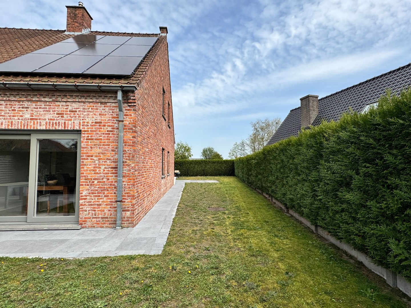 Instapklare halfopen bebouwing met 3 slaapkamers, tuin en garage te Zulte. 