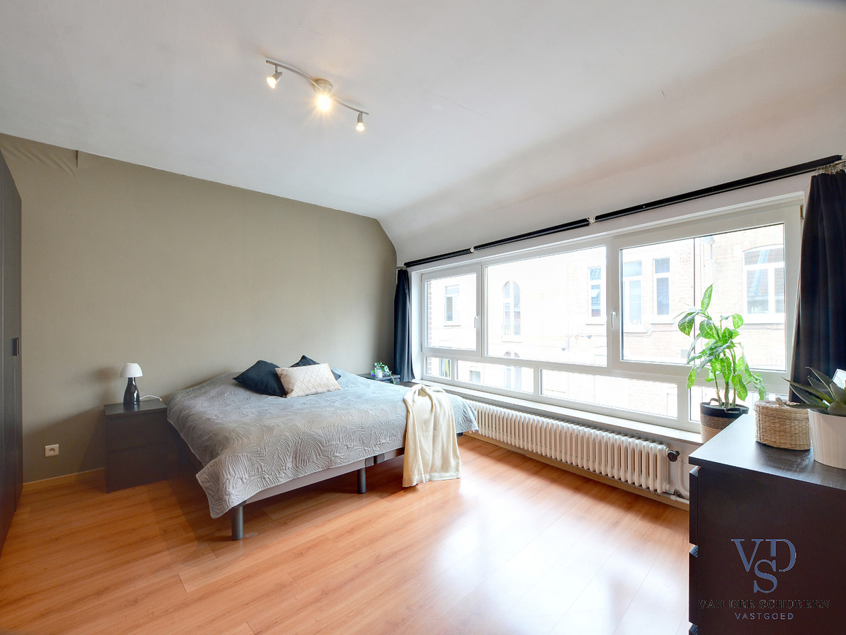 Ruime, degelijke bel-étage nabij Sint-Pieters-station. TOPPER !! 