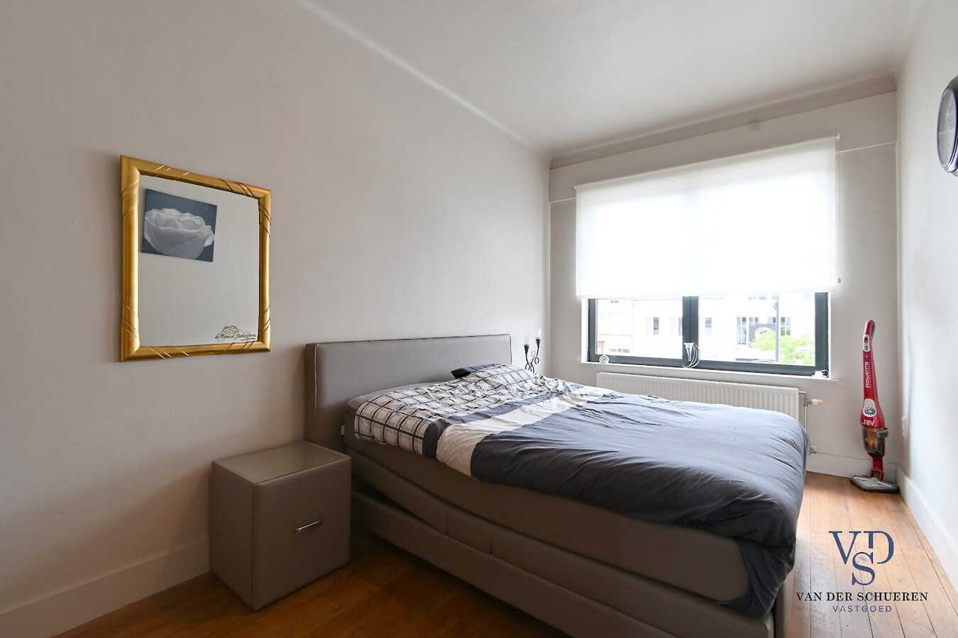 Commercieel gelijkvloers met ruime duplex en tuin. 