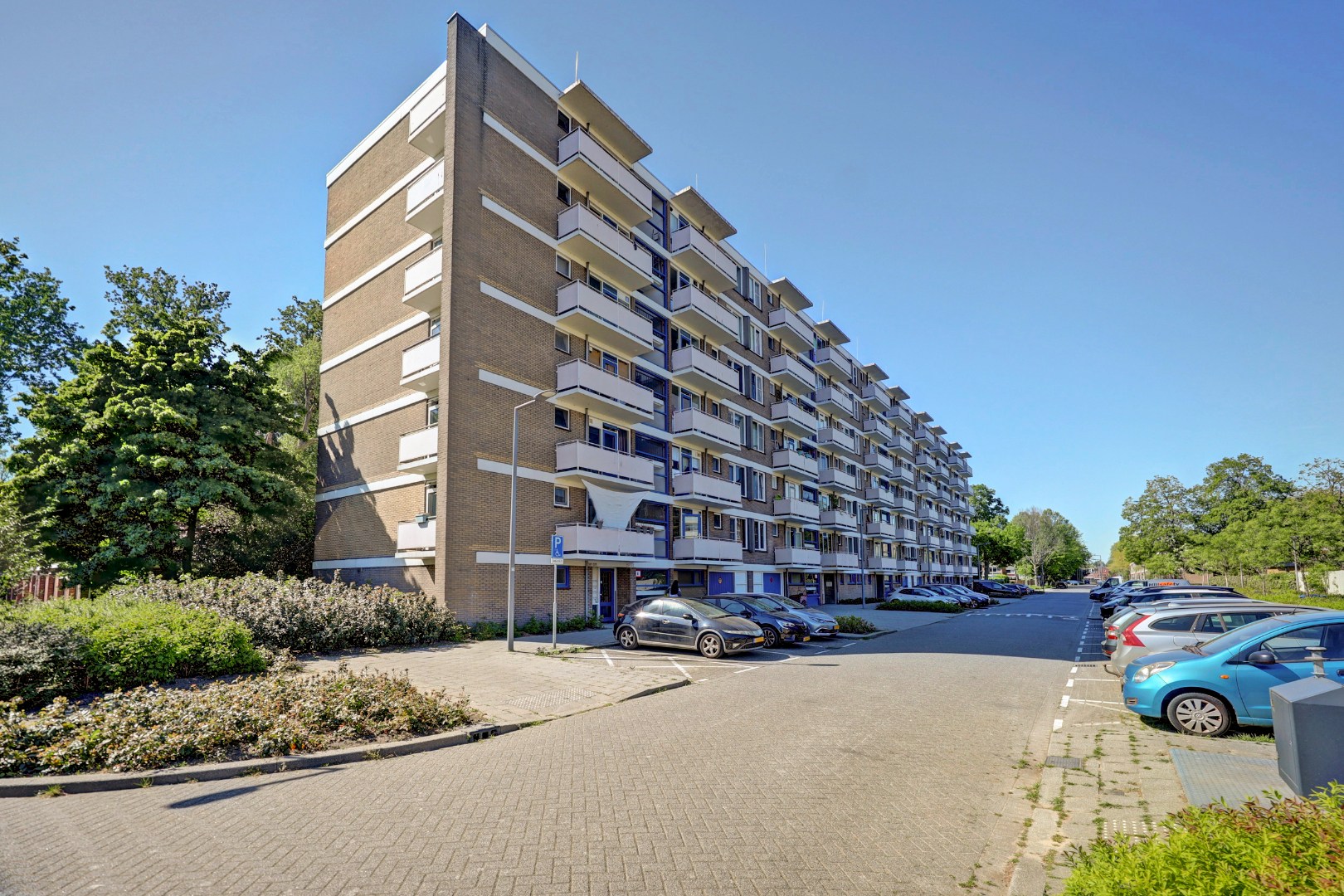 Goed onderhouden en instapklaar 4-kamer hoek-appartement op de 4e verdieping met moderne keuken en badkamer, 3 balkons en gelegen op eigen grond. 