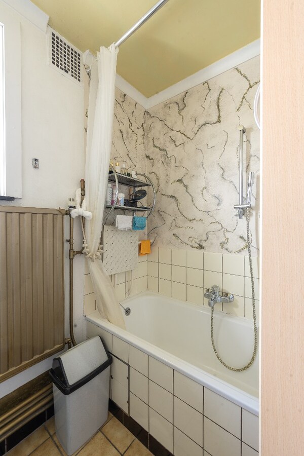 RUSTIG GELEGEN, RUIME WONING MET 4 SLAAPKAMERS, TUIN &amp; AANGRENZENDE STUDIO MET ENERGIELABEL D GELEGEN IN ALKEN 