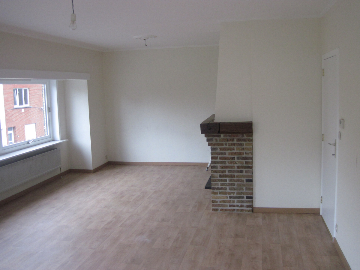 Ruim, lichtrijk appartement op de 1° verdieping. GEEN VASTE KOSTEN !! 