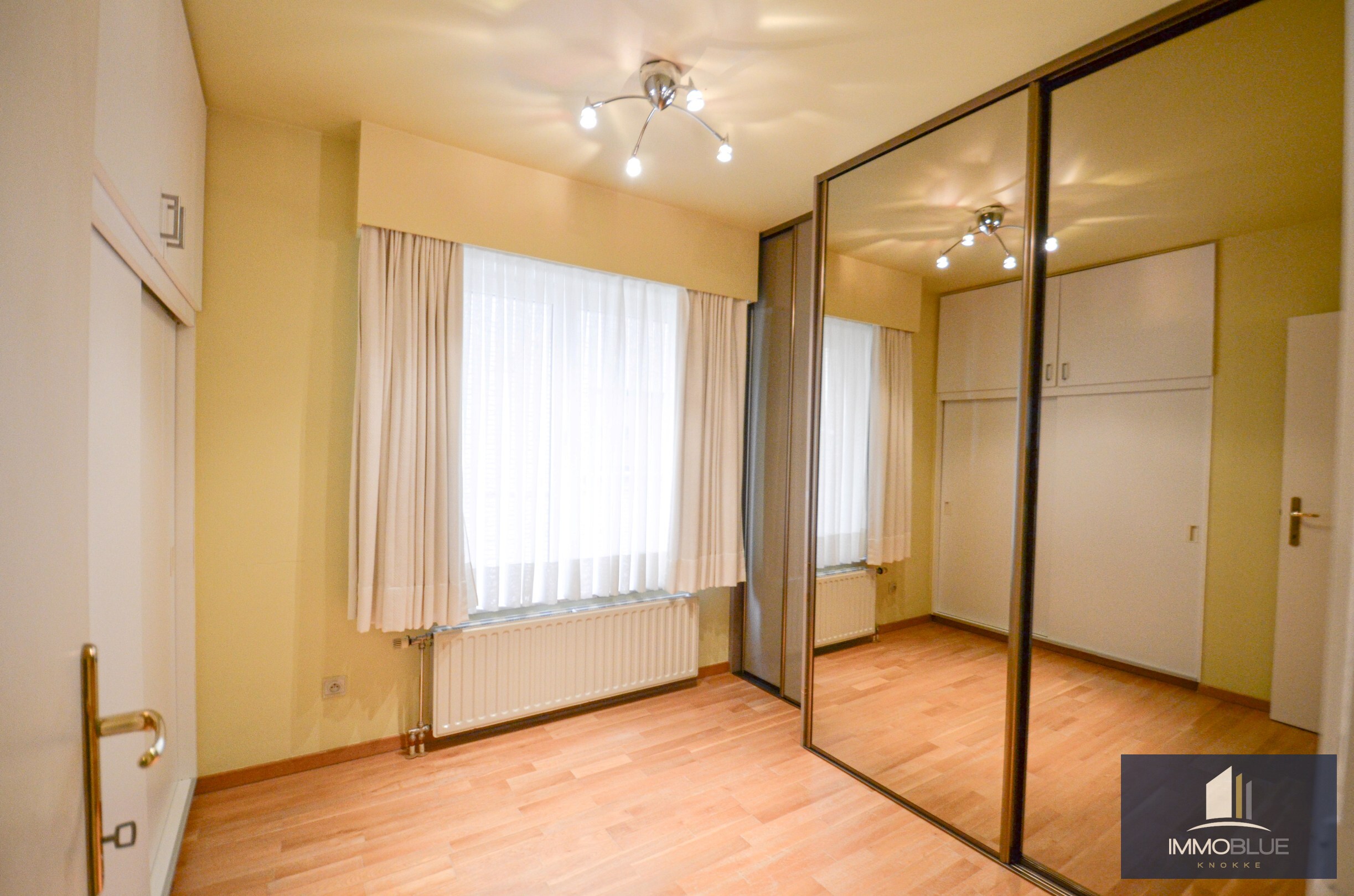 Lichtrijk hoekappartement met ruime terrassen gelegen in een klein residentie. 