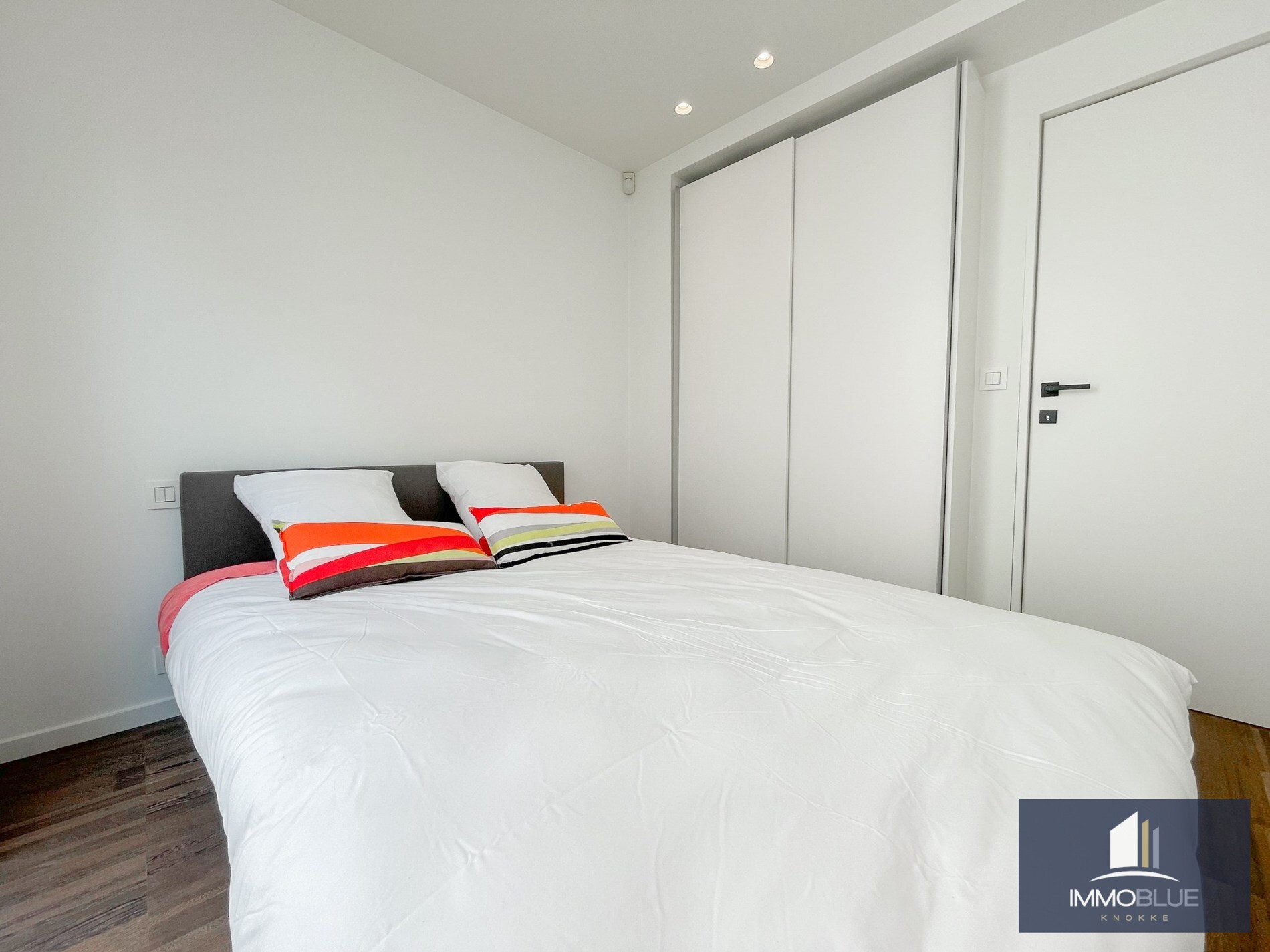 Stijlvol, instapklaar appartement met een ruim terras gelegen aan het Lichttorenplein op enkele passen van de zee. 