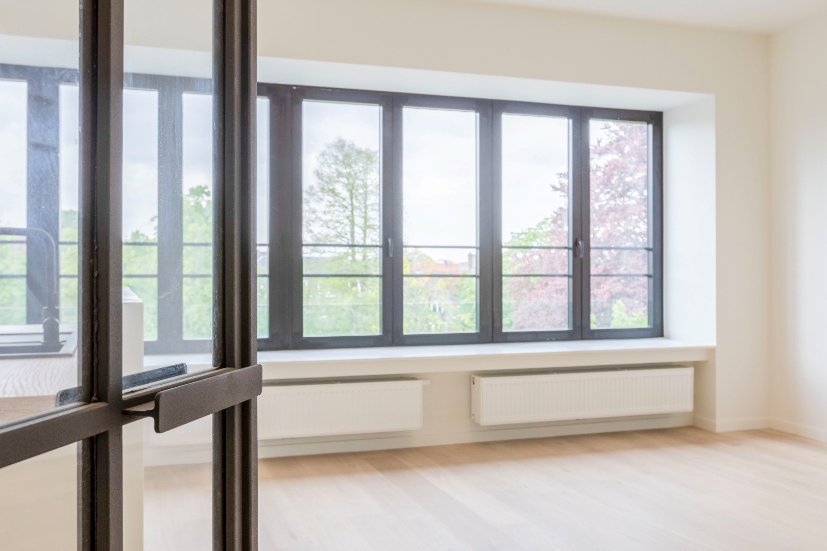 Gerenoveerd 1slp. app met bureau en groot terras. 