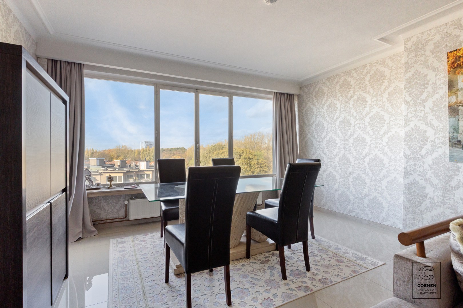 Op te frissen appartement op de zesde verdieping met twee slaapkamers op een goede locatie te Deurne! 