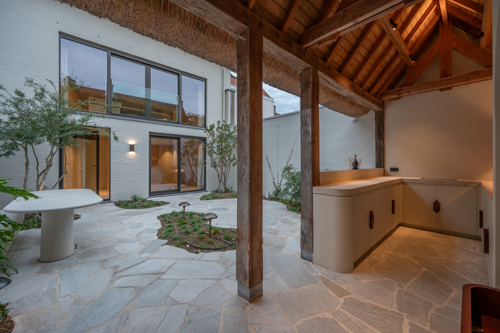 Luxe, comfort kortom een prachtig gerenoveerde woning in hartje Knokke. 