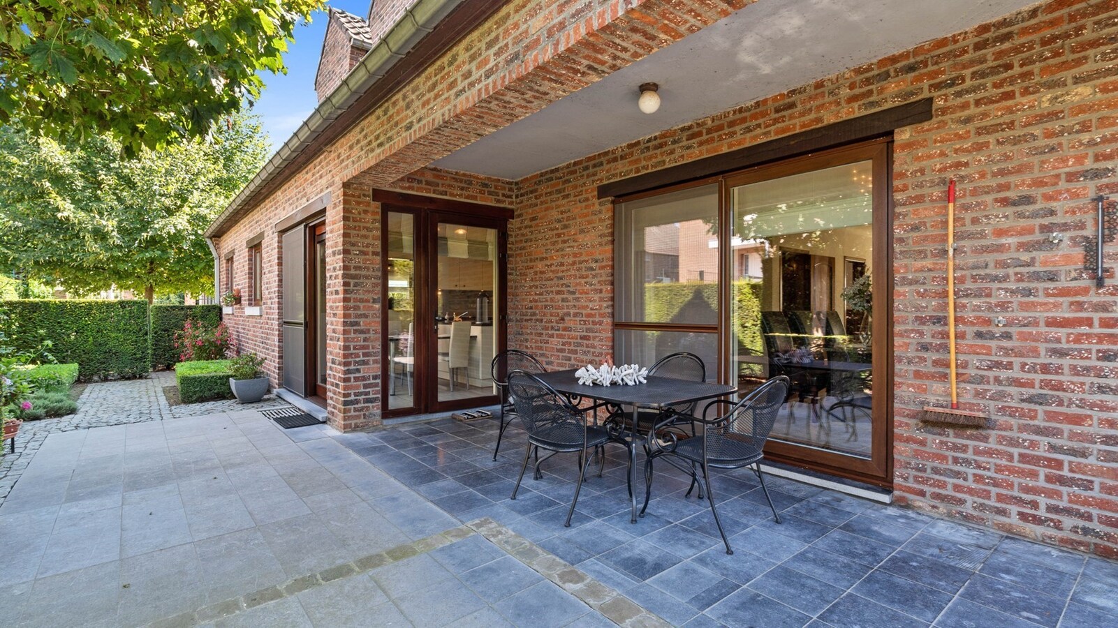 Instapklaar, energiezuinig landhuis op rustige locatie 