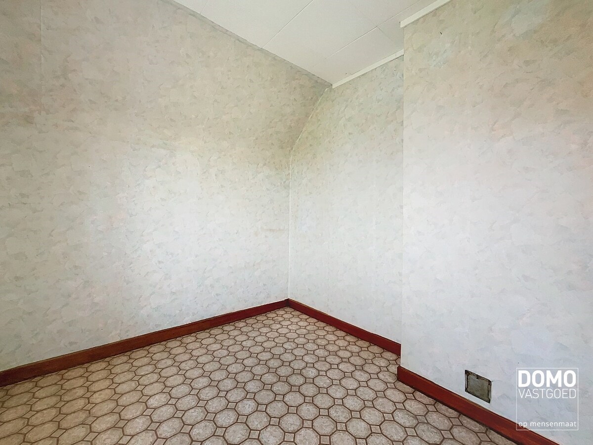 TE RENOVEREN HALFOPEN WONING MET TUIN EN GARAGE OP 8A 67CA TE KURINGEN 