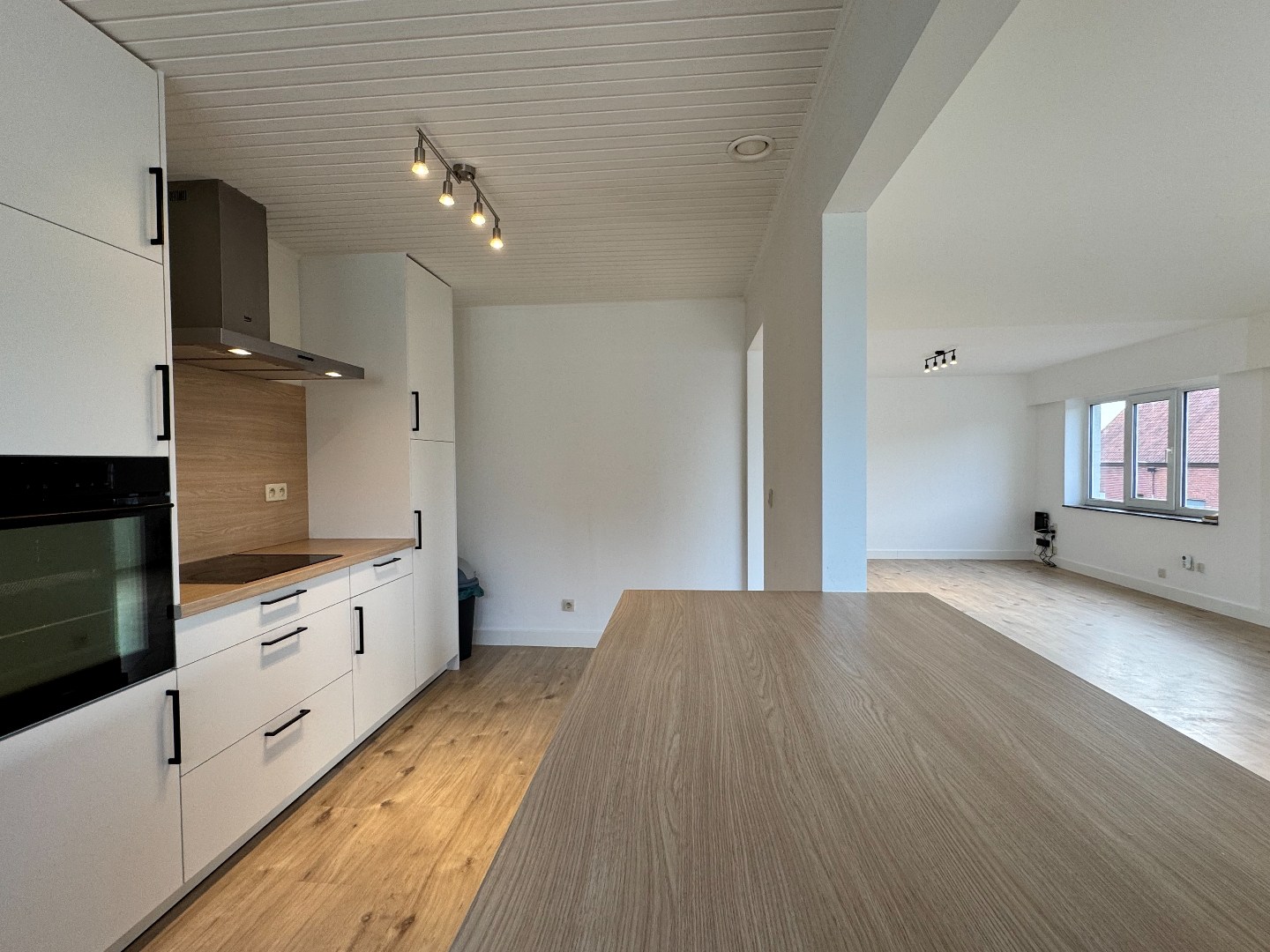 Verzorgd appartement met 2 slaapkamers en garage. 