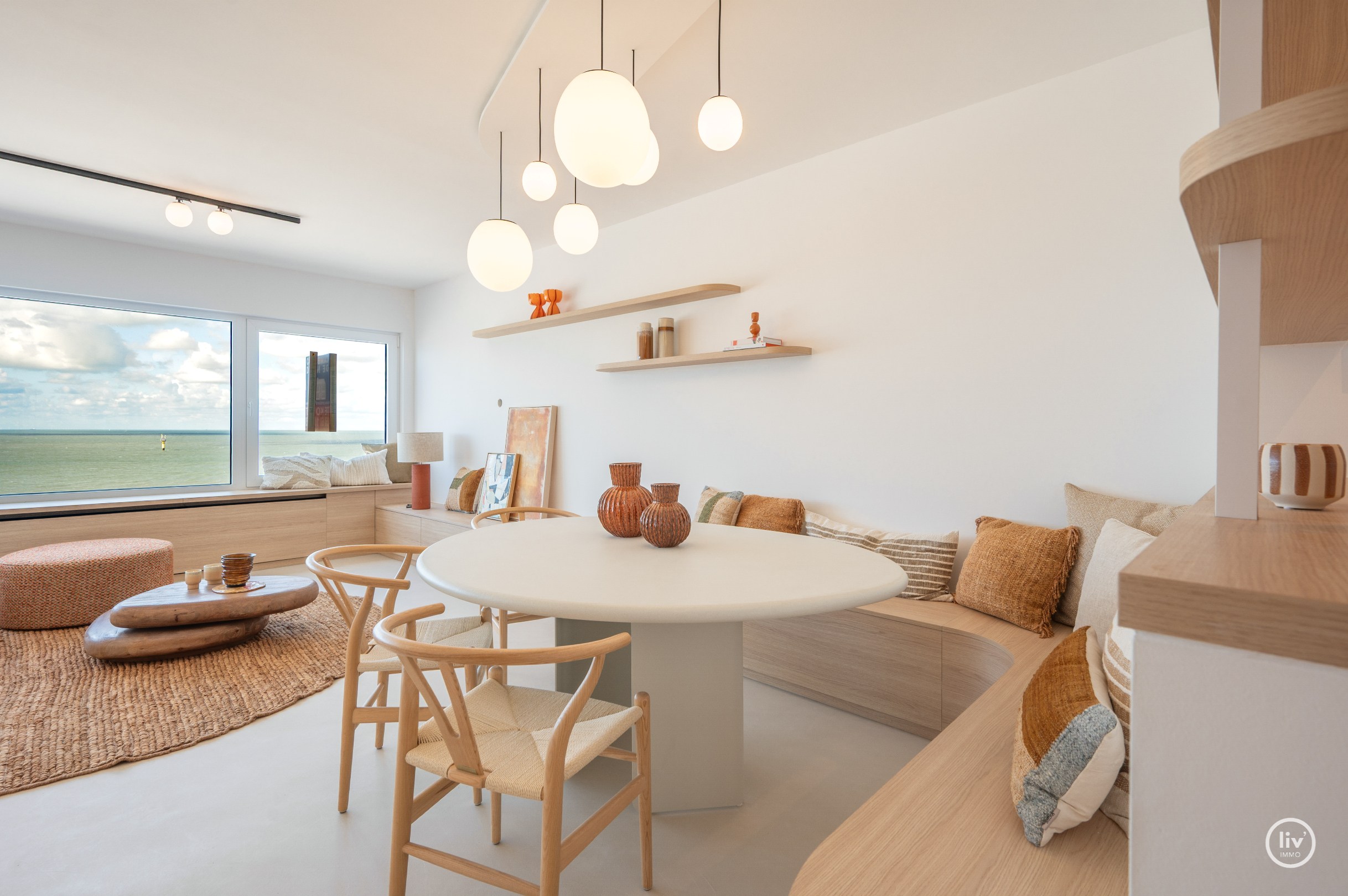 Prachtig gerenoveerd appartement op de zevende verdieping, op een absolute topligging aan de Zeedijk tussen het Lichttorenplein en het Albertplein. Dankzij de hoge ligging geniet het appartement van e 
