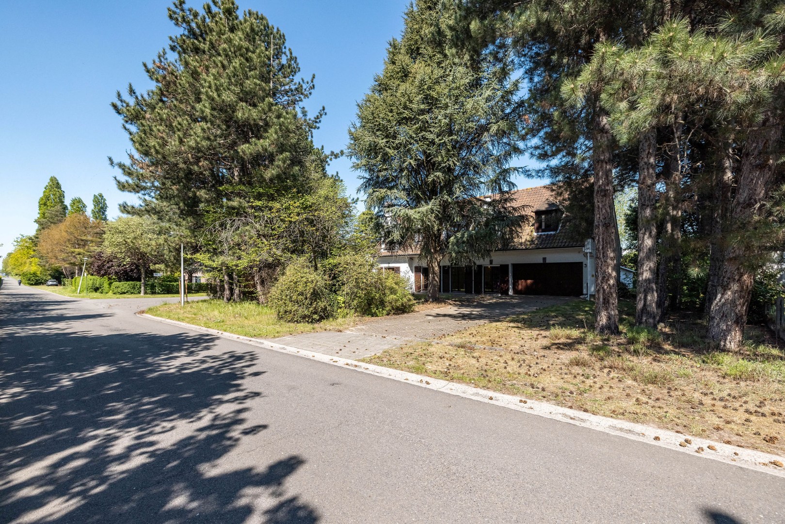 Karaktervolle villa met royale volumes op perceel van 1100m2 nabij de E40 