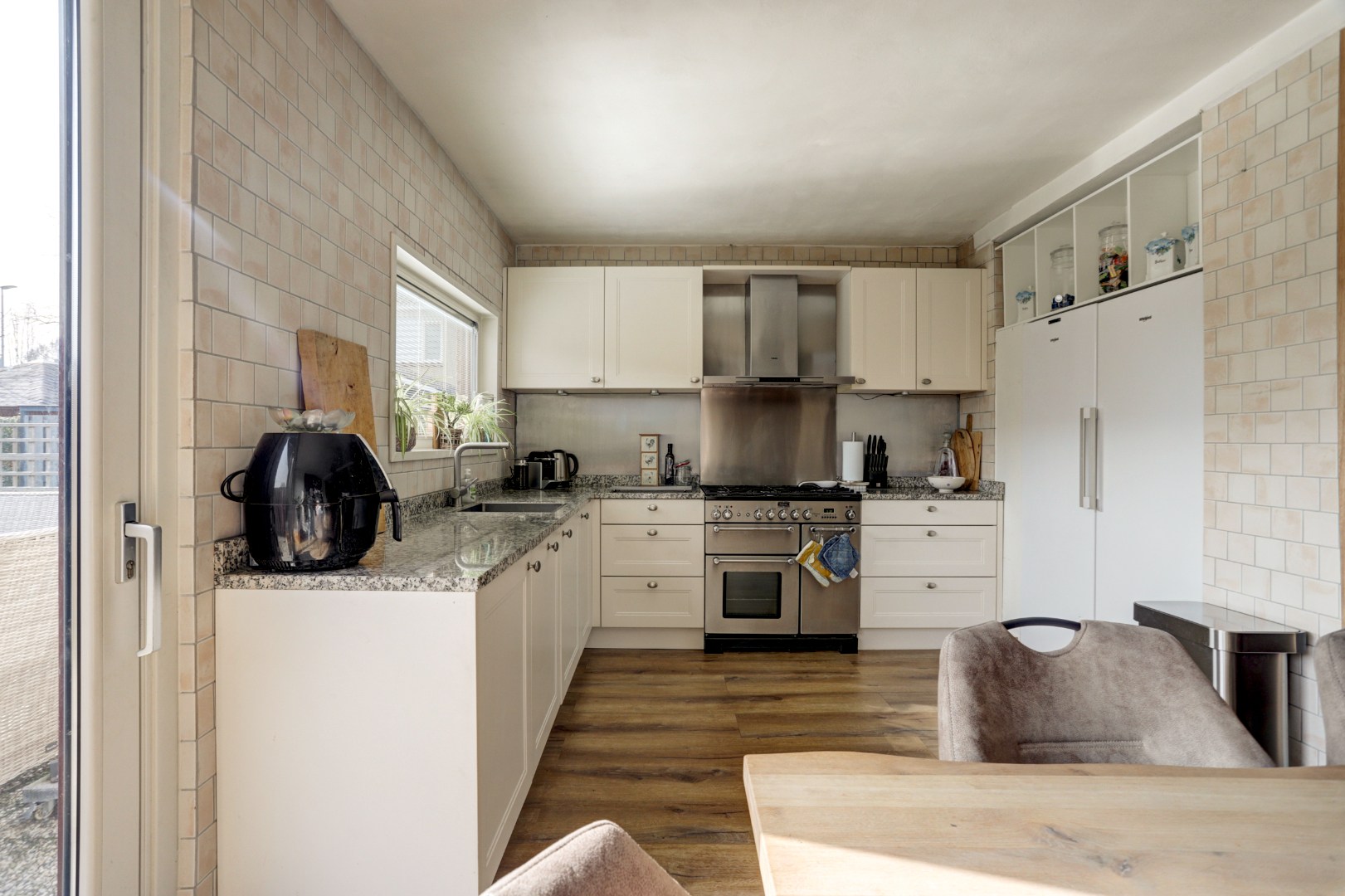 Ruime uitgebouwde 6-kamer hoekwoning met kunststofkozijnen, dakkapellen, grote tuin en eigen grond. 