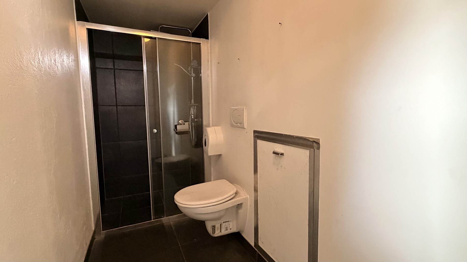 Magazijn met laadkade en kantoren te huur aan E17 in Kruibeke