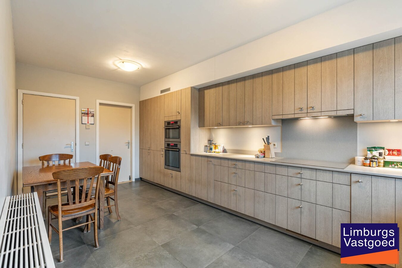 Landelijk gebouwencomplex voor paardenhouderij, op ong. 3ha 50a met stallen, weides/paddock, binnen-en buitenpiste, en woning. 