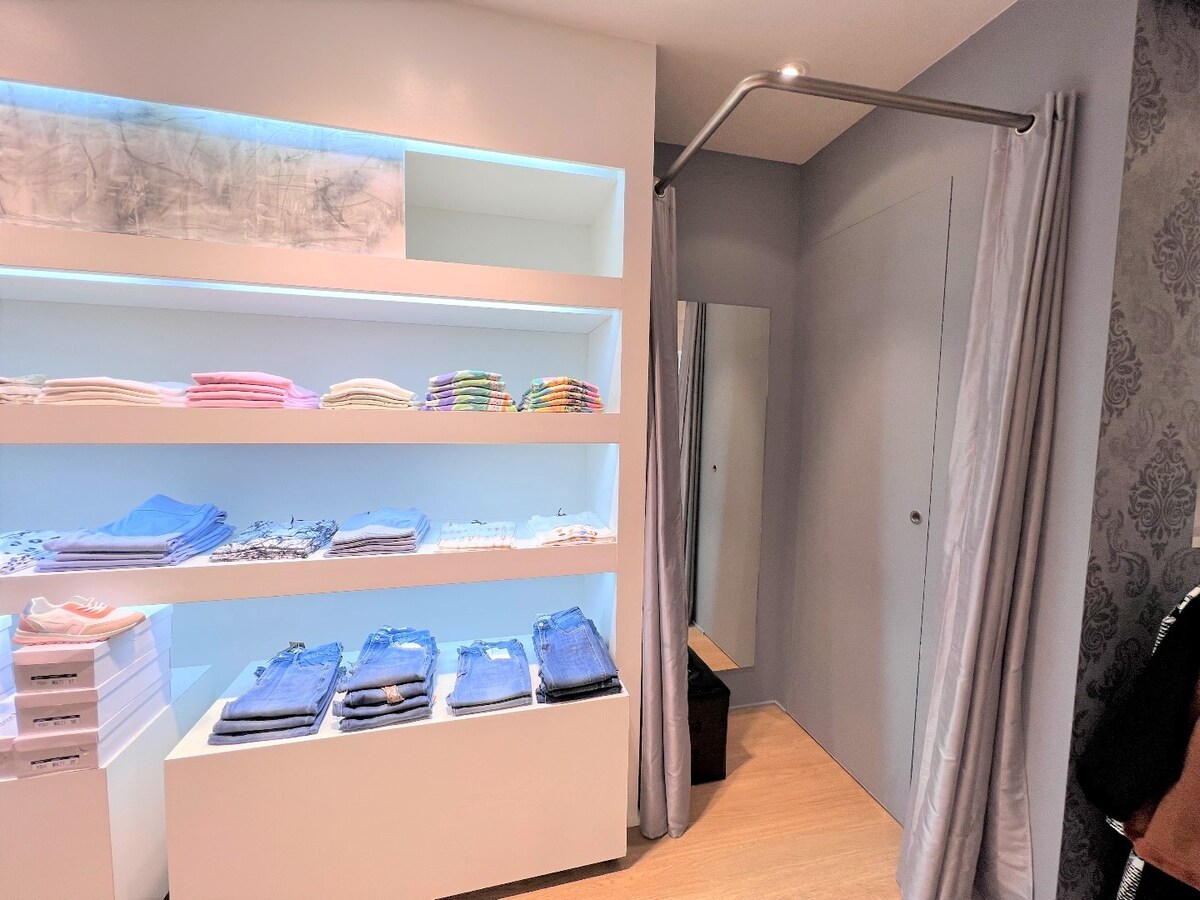 Handelspand met woonst en tuin op zeer commerciële ligging! 