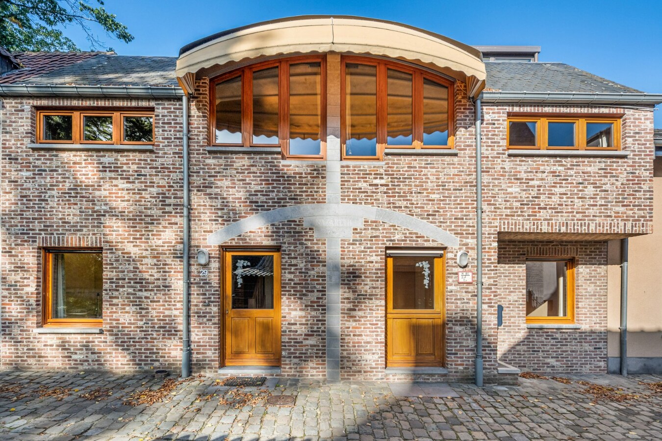 Ruime stadswoning in het centrum van Maaseik in een verkeersarme, doodlopende straat! 
