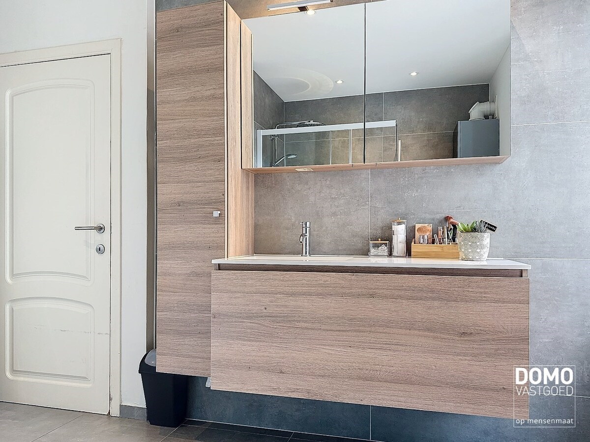 Gerenoveerd duplex appartement met 2 slaapkamers in het centrum van Runkst. 