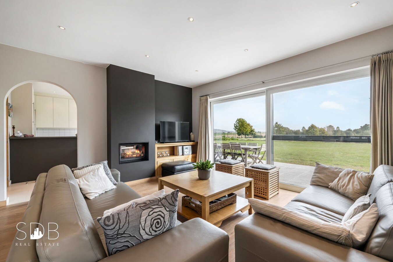 Hedendaagse gezinswoning met aanpalende graslanden en stallen op 5.030m² 