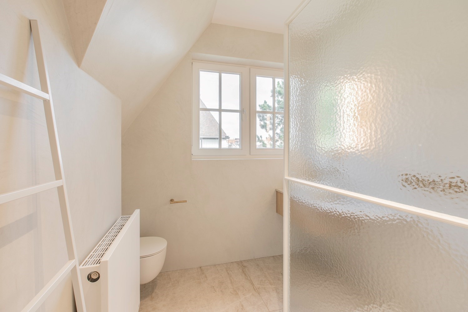 Lichtrijk penthouse appartement met aangename zonneterrassen op amper 50m wandelafstand van de Zeedijk-Albertstrand. 