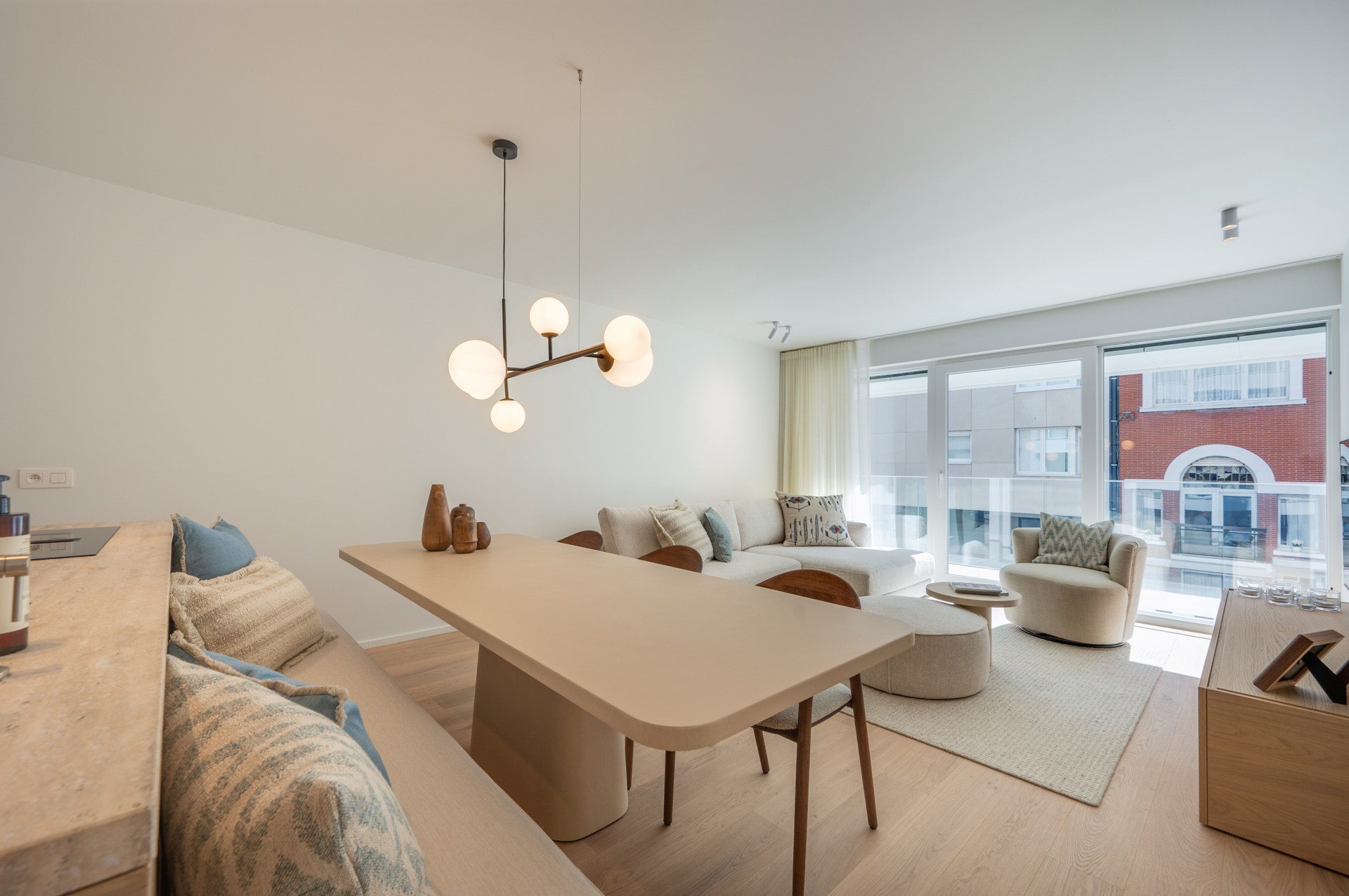 Appartement rénové de haut standing situé du côté ouest avec vue latérale sur la mer. 