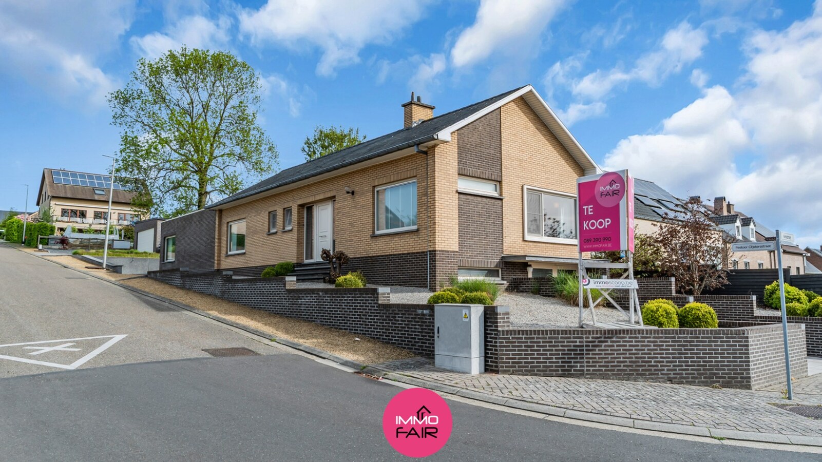 Instapklare bungalow met afzonderlijk garagegebouw 