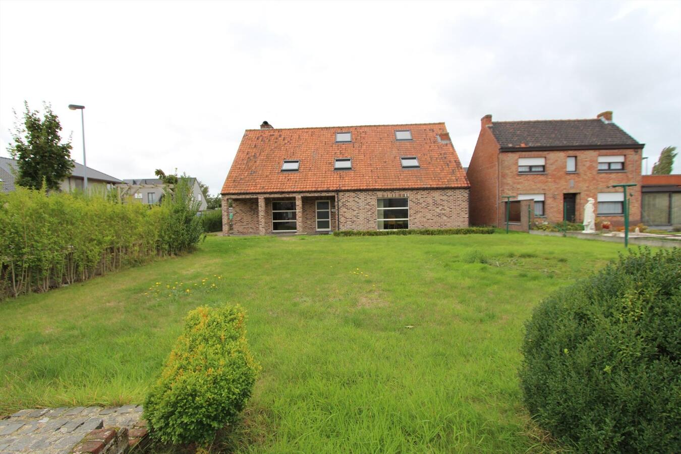 Ruime alleenstaande woning met 5 slaapkamers en garage te Koekelare 