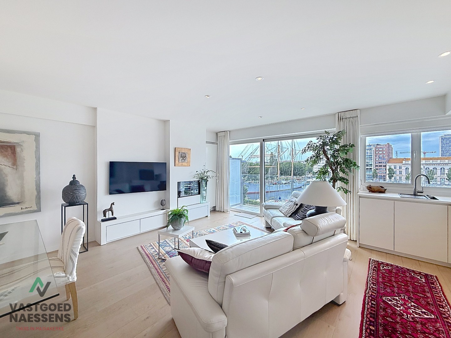 Magnifique appartement rénové de 2 chambres avec terrasse et vue sur le port. 