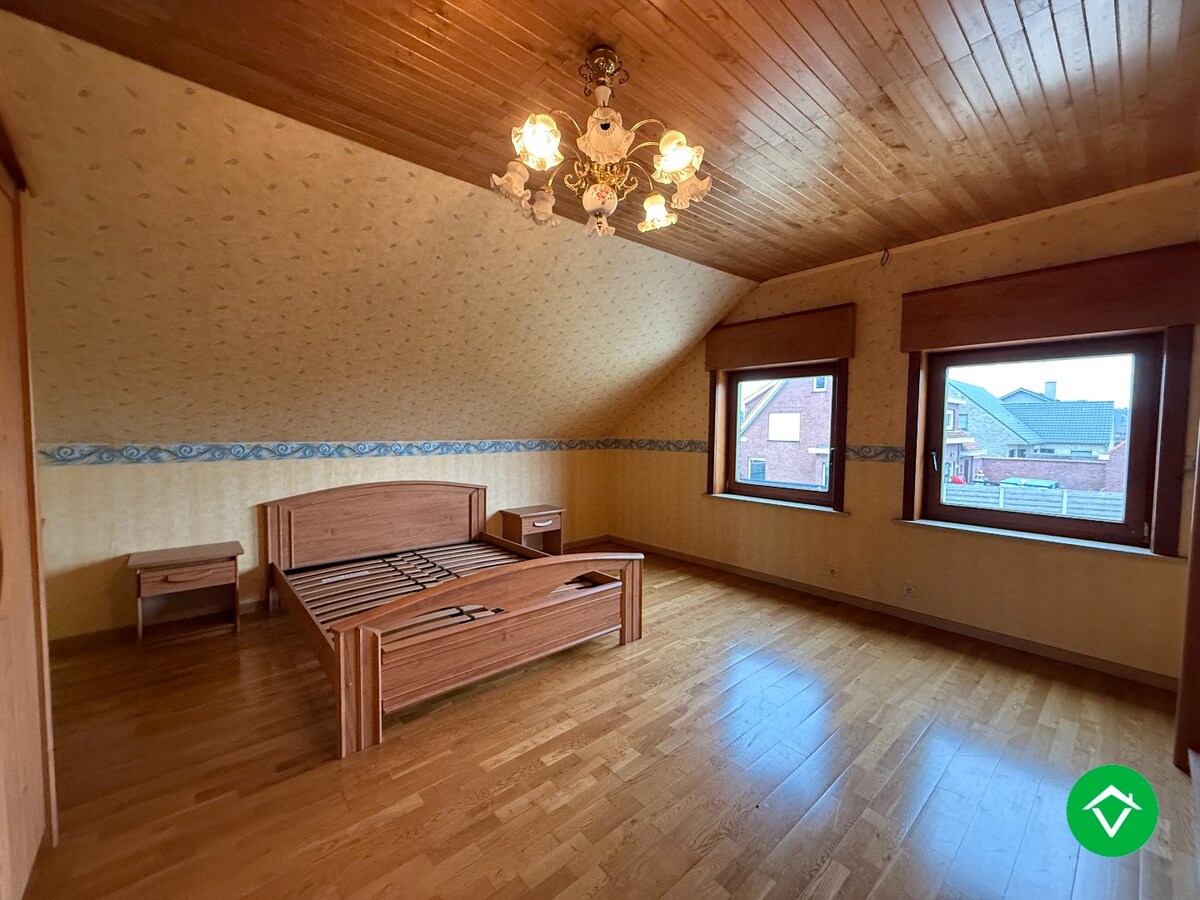 Ruime, alleenstaande woning met 6 slaapkamers en tuin te Hooglede (De Geite) 