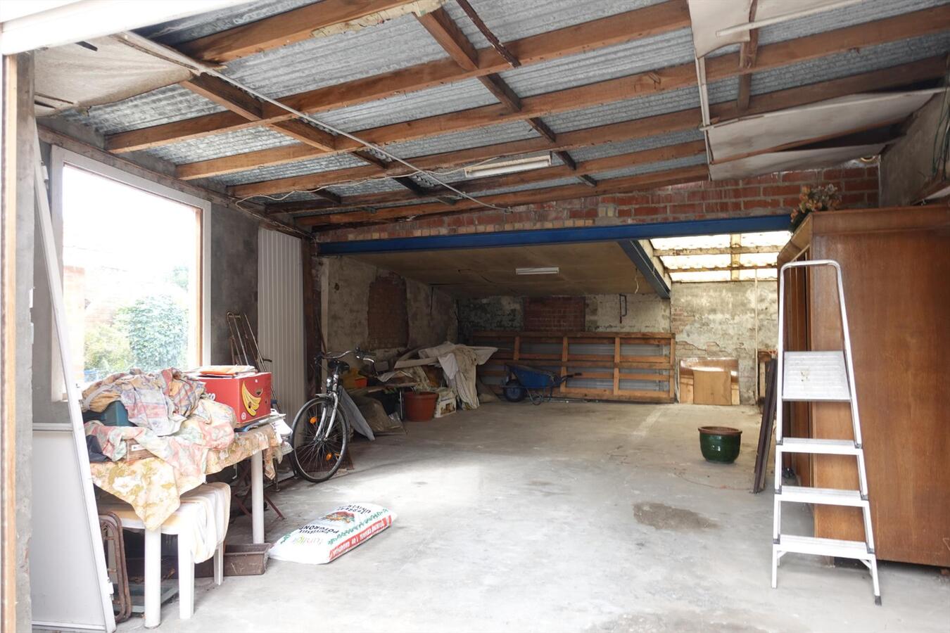 Goed gelegen half-open woning met grote tuin 