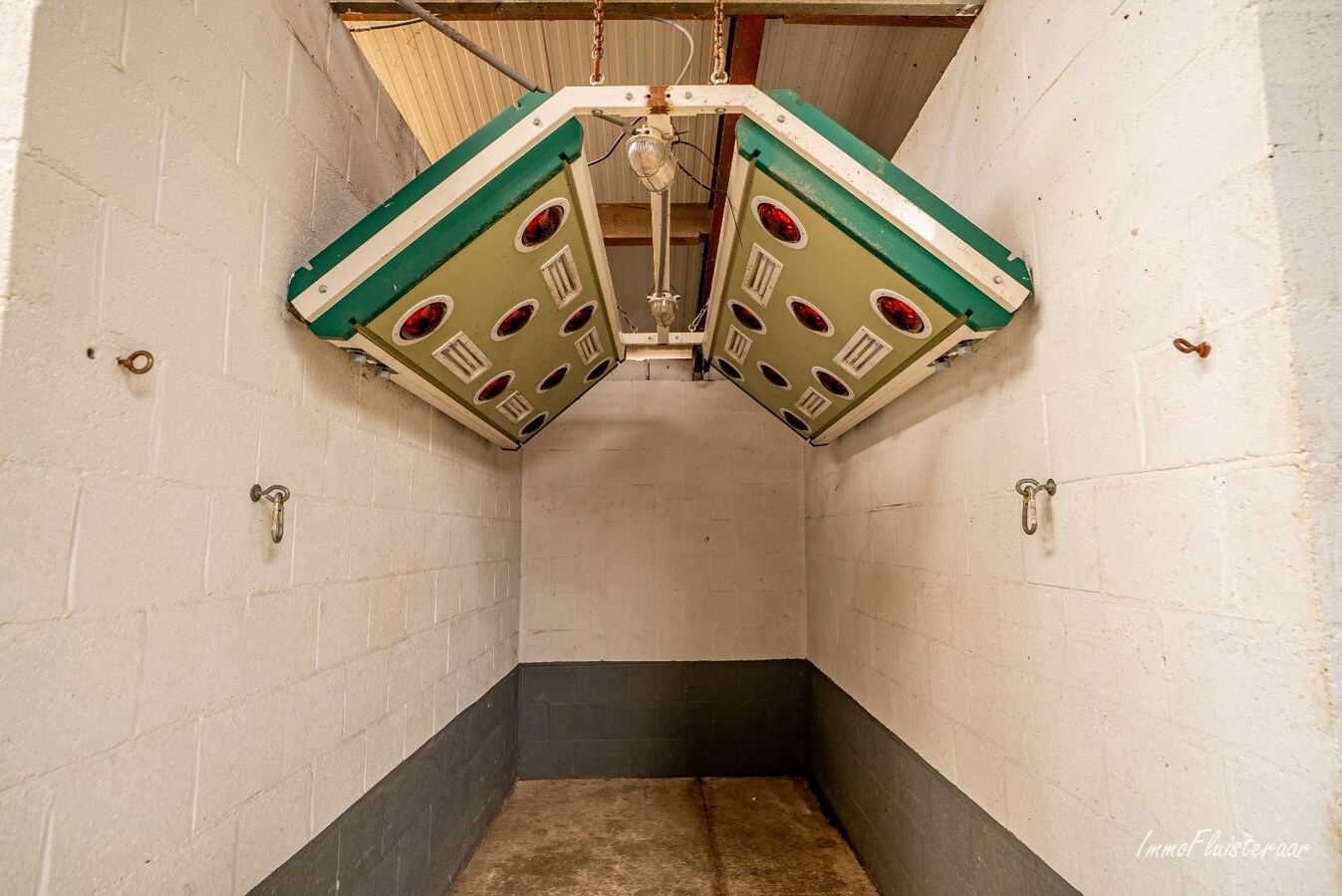 Hippisch complex op ca. 1,9 ha te Rijkevorsel Vergunning voor binnenpiste (60m x 30m) aanwezig! 