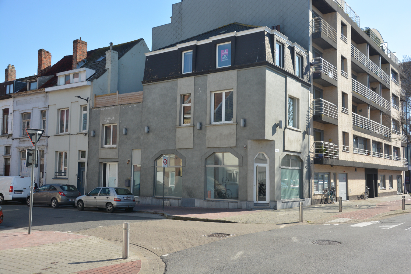 Polyvalent hoekpand met karaktervol appartement en terras 