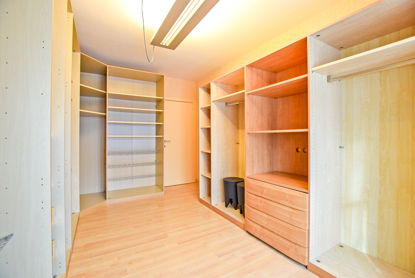 Kwalitatief afgewerkte woning met handelsruimte (536m² bewoonbaar) op een toplocatie. 