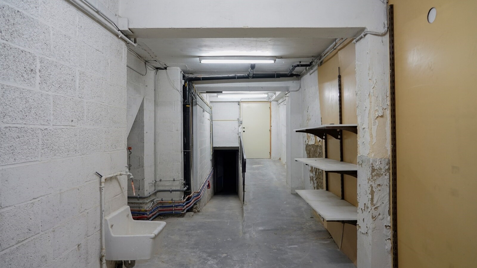 Handelsgelijkvloers, met mooie  etalage,  grote kelder 