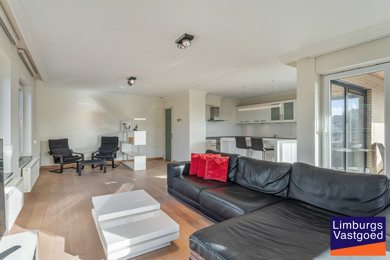 Exclusief penthouse met ruim terras, 2 slpk, extra brede autostaanplaats, centrum Houthalen 