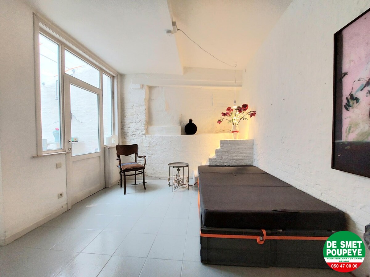 Commerciële winkelruimte met bovenliggend appartement 