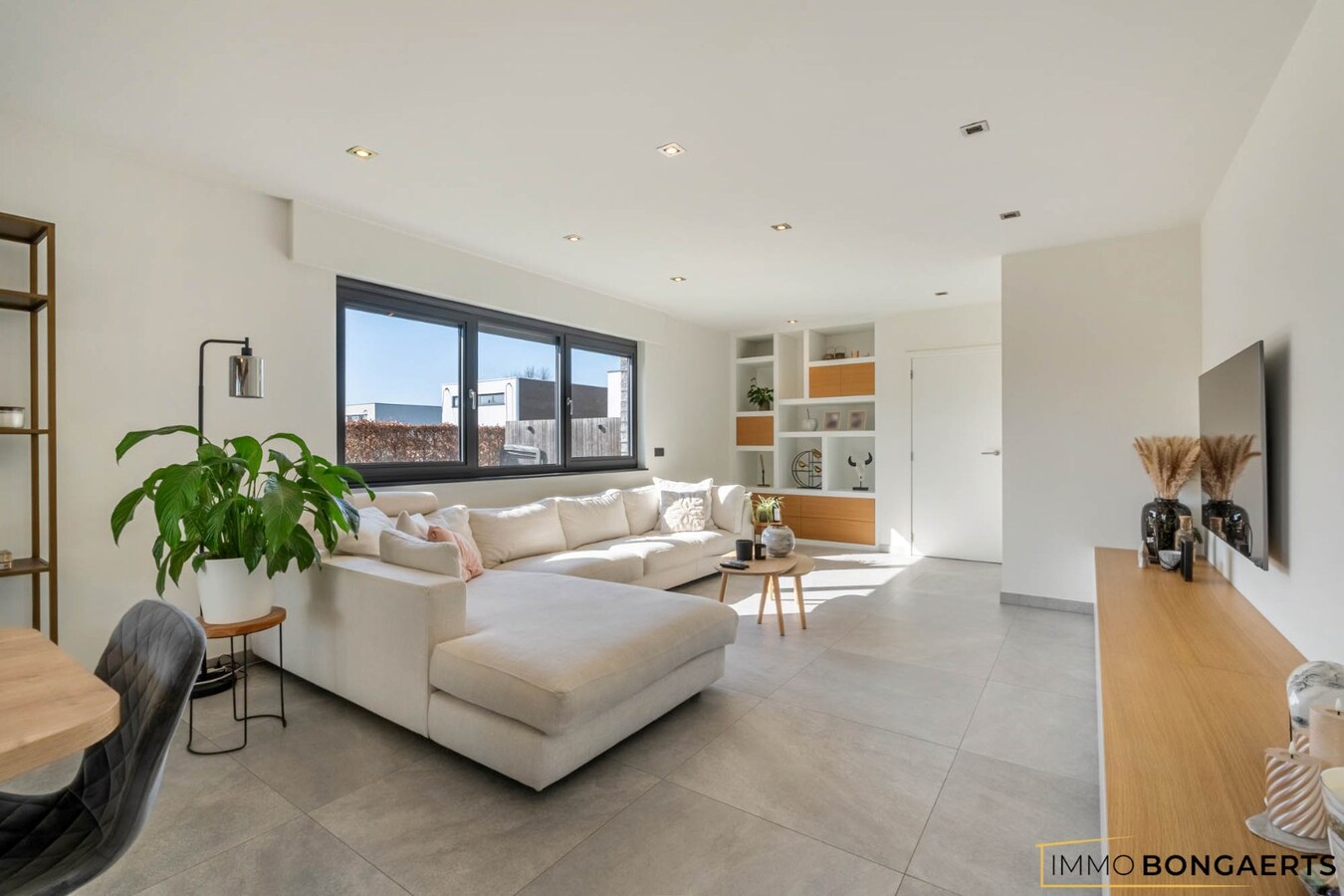 Energiezuinige woning met zwembad op rustige ligging in As 