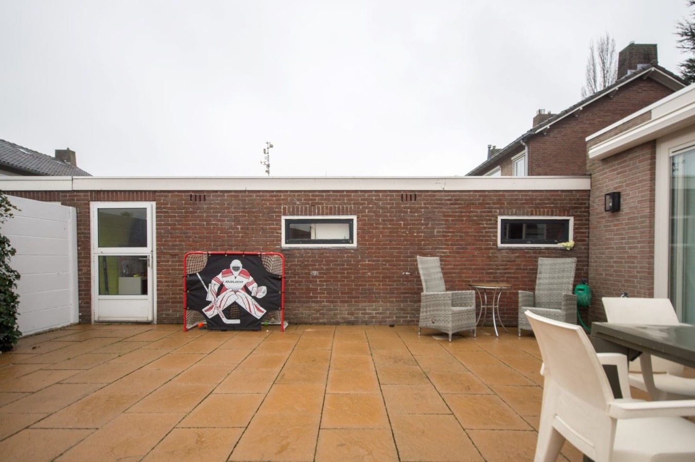 Sfeervolle en gunstig gesitueerde tweekapper met garage, berging en vrije achterom gelegen op 221 M². Deze woning ligt op loopafstand van het centrum van Hilvarenbeek. 