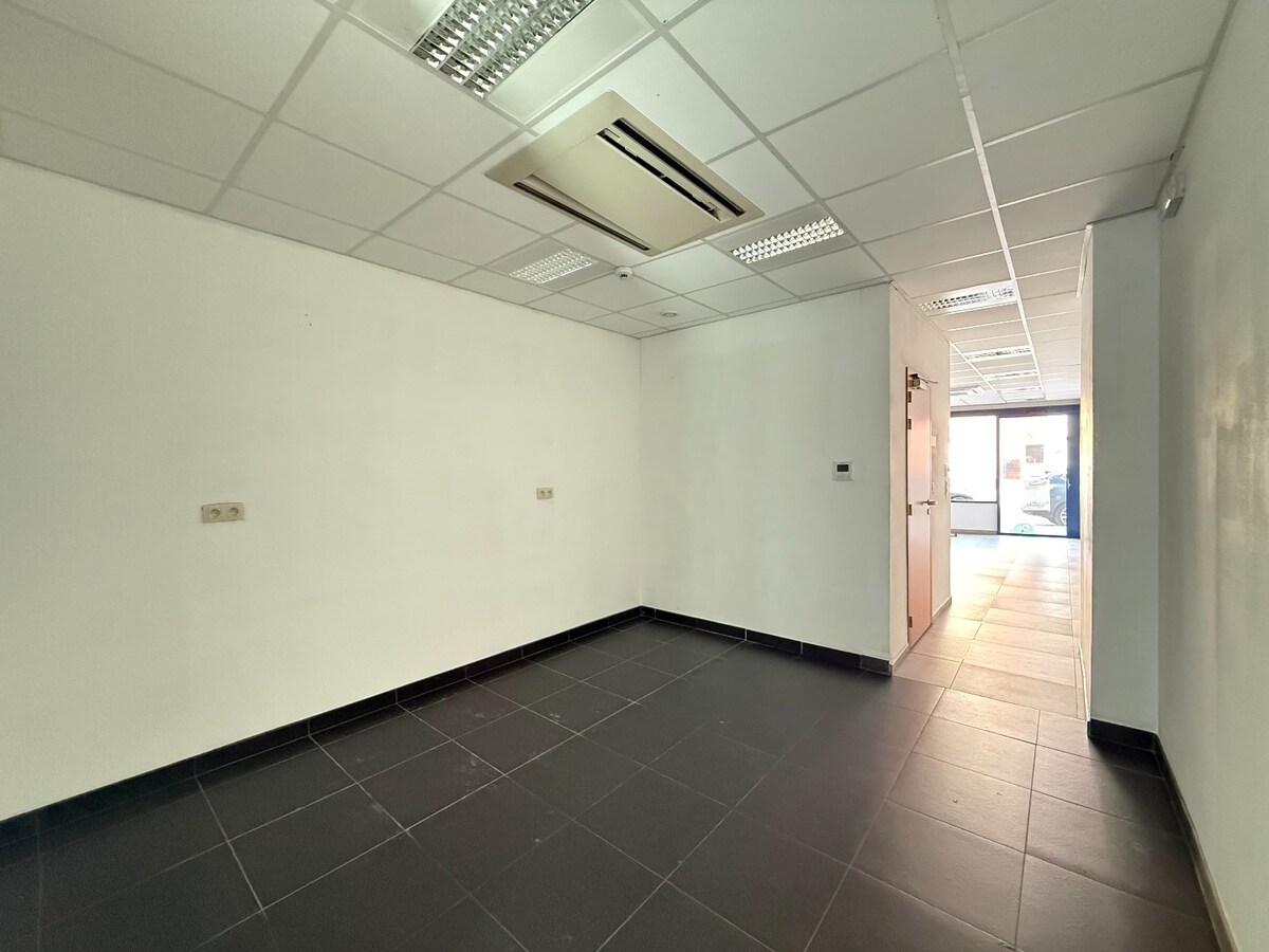 À Dottignies : surface commerciale modulable de ±116 m² avec jardin et excellente visibilité ! 