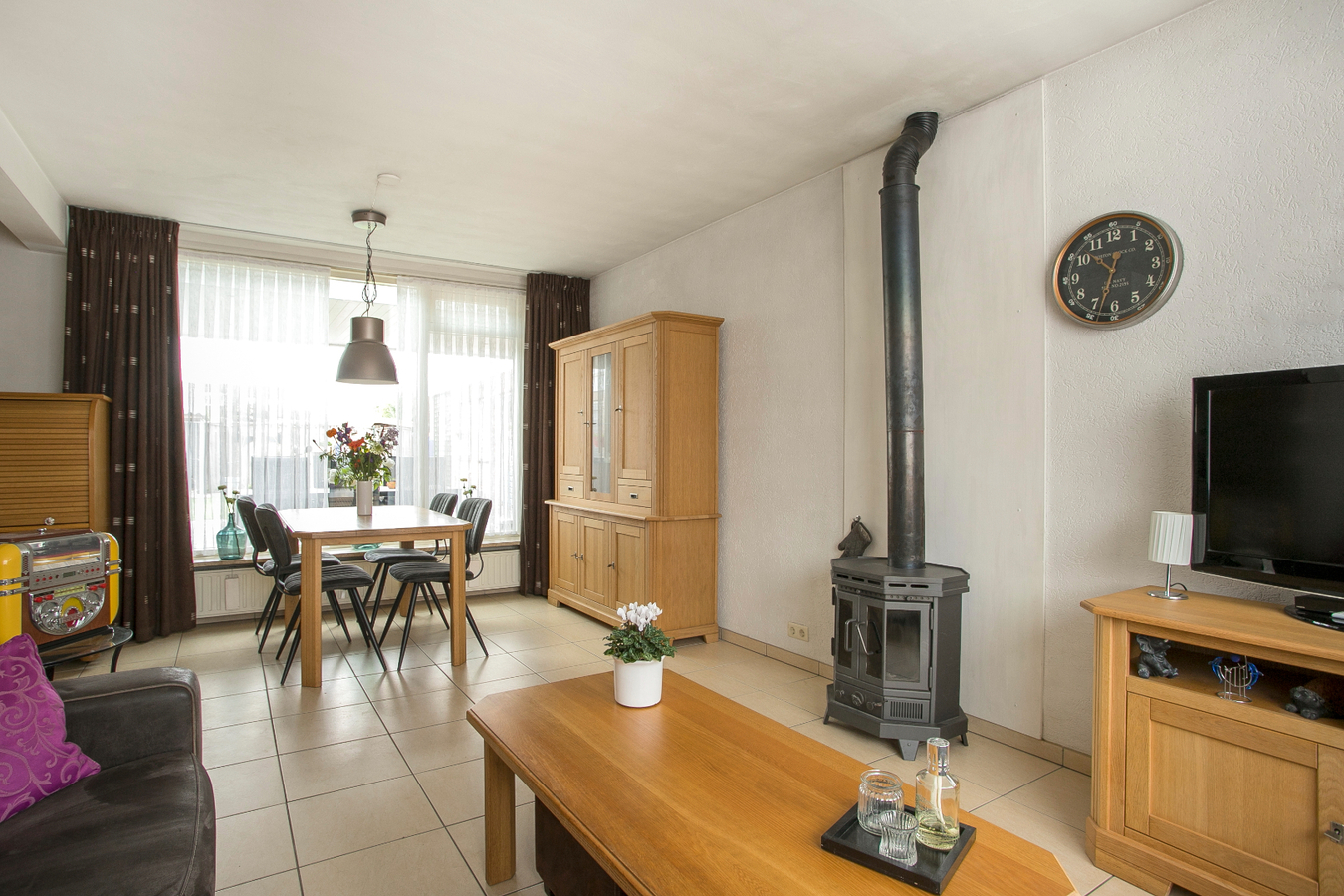 Hoekwoning met garage, carport, overkapping en bergingen gelegen op 326m2 in het centrum van Bladel. 