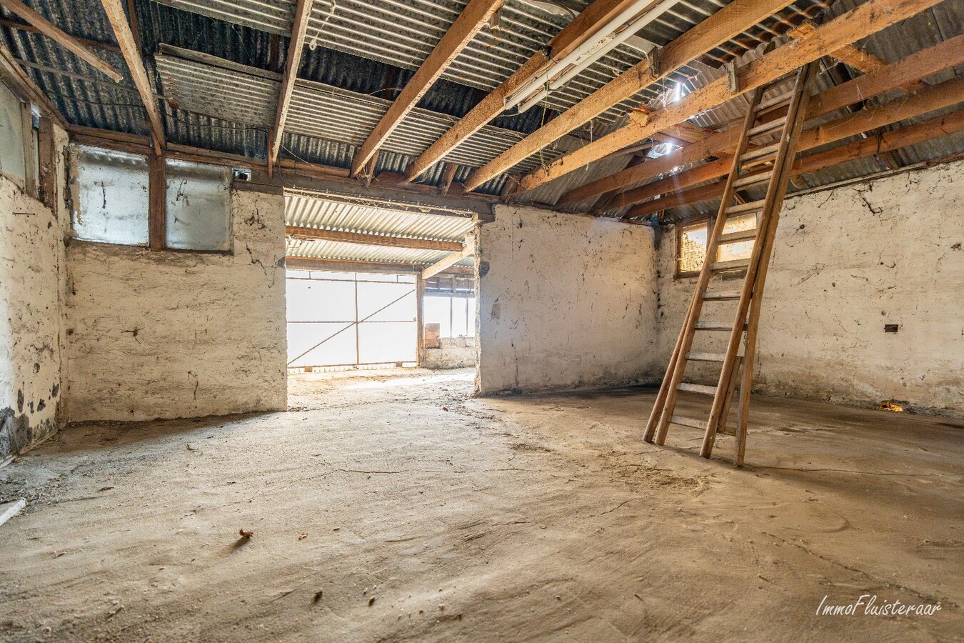 Renovated farmhouse with stables and pasture on approximately 1.7 hectares in Nazareth. 