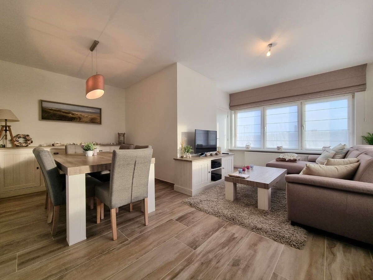 Knap gerenoveerd, zeer lichtrijk hoekappartement te Heist 