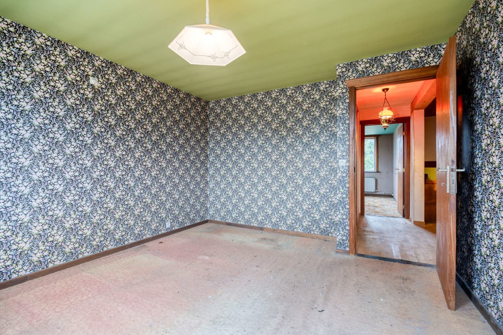 Open bebouwing met 3 slaapkamers, ruime garage op een perceel van 9a 62ca– EPC 596 kWh/m² - bewoonbare opp. 218 m² 